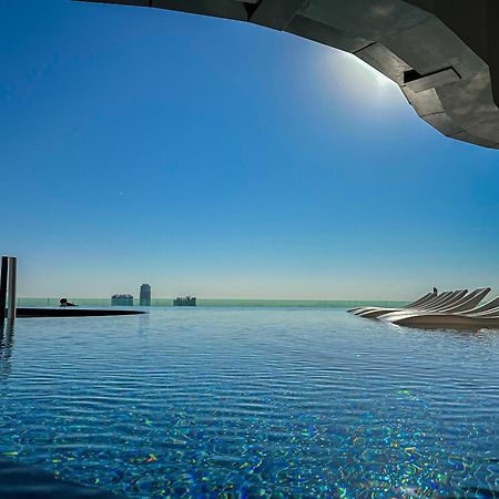 Best Burj Khalifa View Balcony Apartment With 64Th Floor Infinity Pool In Paramount Hotel Midtown ドバイ エクステリア 写真